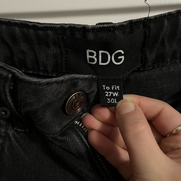 BDG Black Flood Cropped Wide Leg Jeans
Distressed bottom Hem.
27W 30L - Picture 3 of 6